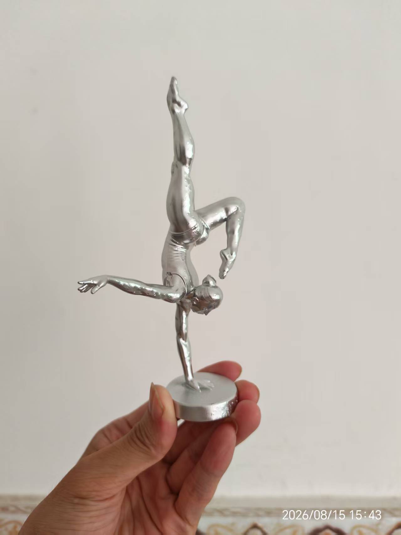 3D Printing Apps - รูปปั้นนักบัลเลต์ทรงตัวด้วยมือเดียวที่พิมพ์ด้วยเทคโนโลยี 3D สำหรับตกแต่งโต๊ะทำงาน รูปปั้นศิลปะสมัยใหม่ของนักกายกรรมหญิง